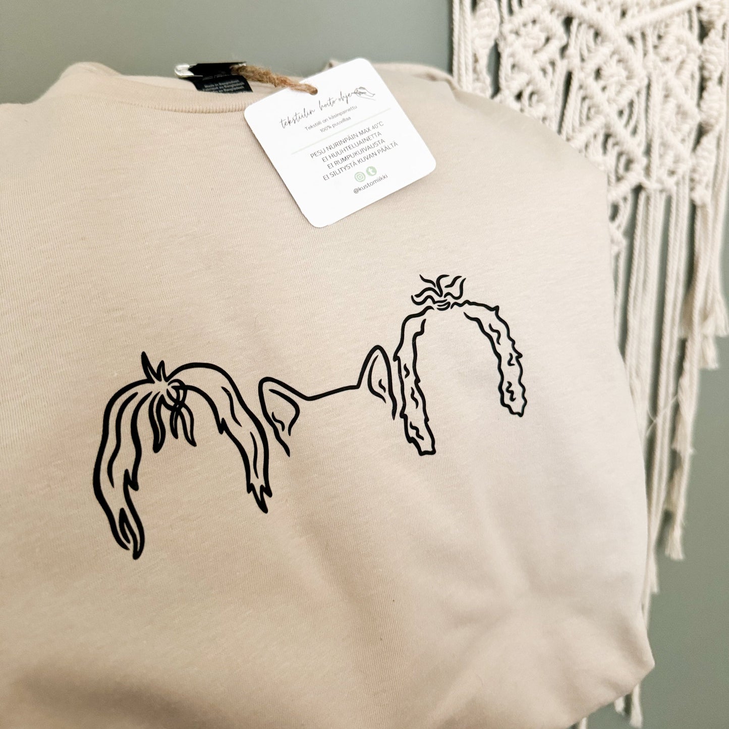 T-PAITA - custom korvakuvituksella